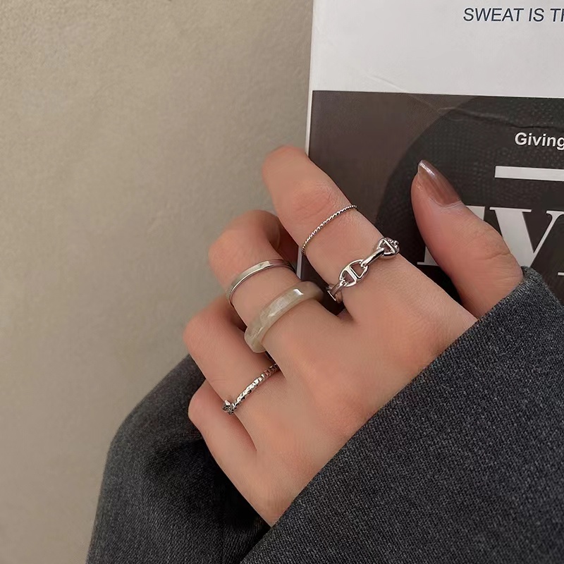Set 5 Nhẫn Nhựa Màu Bạc Kiểu Dáng Đơn Giản Cho Nữ
