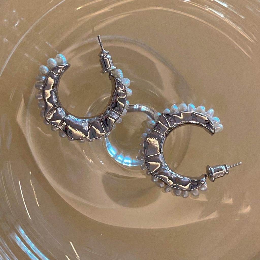 Khuyên tai tròn gợn sóng bất đối xứng phối ngọc trai phong cách retro hiphop 19A1552