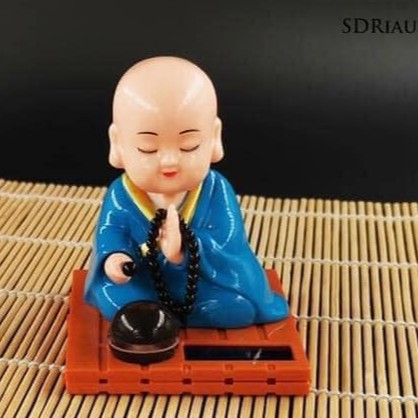 TƯỢNG CHÚ TIỂU GẬT ĐẦU TRANG TRÍ XE Ô TÔ SỬ DỤNG NĂNG LƯỢNG MẶT TRỜI GÕ MÕ TỤNG KINH CAO 11CM LOẠI LỚN NHẤT | BigBuy360 - bigbuy360.vn