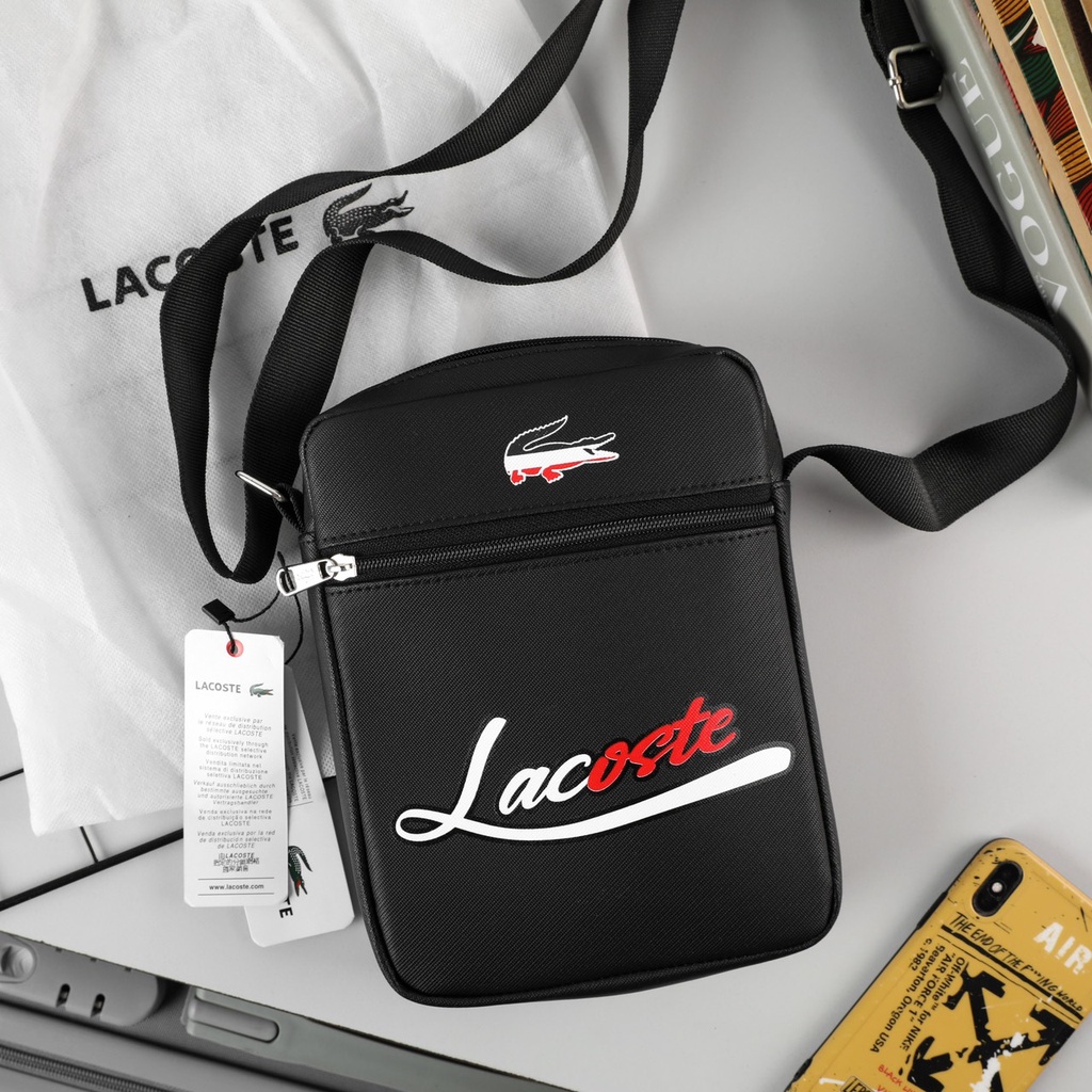 TÚI ĐEO CHÉO LACOSTE SIGNATURE KINGMEN Size 25 x 18 cm, Chất liệu vải 100% da chuẩn cty  • Chống thấm nước
