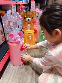 BÌNH NƯỚC ĐỨNG HOẠT HÌNH 2 LÍT CHO BÉ