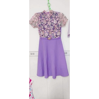 Đầm nữ si hiệu màu tím phối ren thêu hoa hồng. Chất vải mịn, xịn.Size M