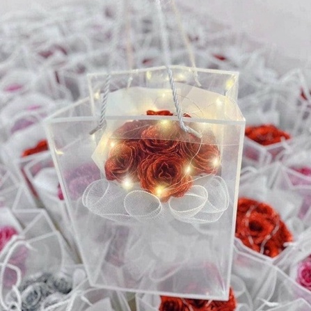 Bó hoa sáp 7 bông kim tuyến xinh xắn kèm túi thiệp đèn làm quà tặng sinh nhật