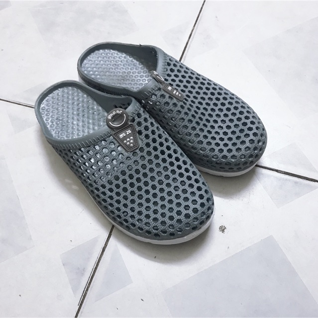 Sục nhựa lỗ dẻo, mềm đi mưa | BigBuy360 - bigbuy360.vn