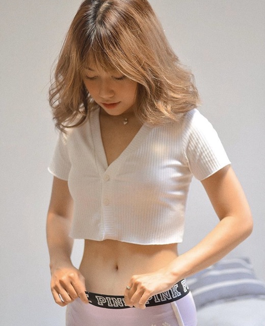 ÁO CROPTOP CỔ V ĐÍNH NÚT 🥬