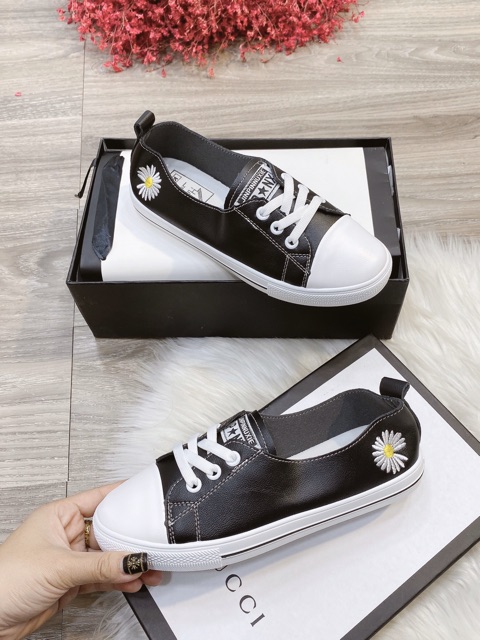 Giày slip on hoa cúc