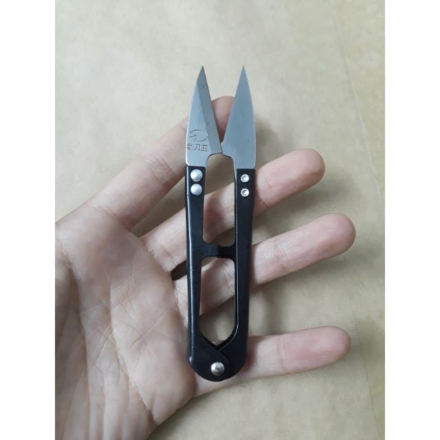 1 chiếc Kéo bấm chỉ thép đen