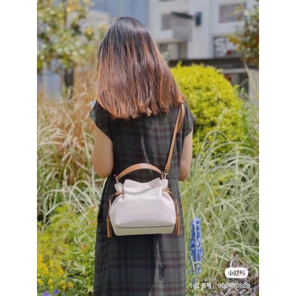 TNS-Túi bucket rút dây đeo chéo siêu hottrend Andy tote bag-da mềm hoạ tiết ngựa đặc trưng hãng-màu trắng classic