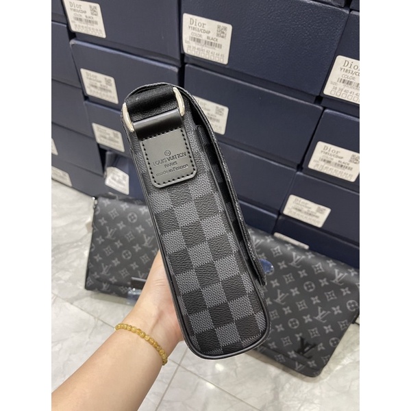 Túi đeo chéo 𝕃𝕍 hoạ tiết ô đen