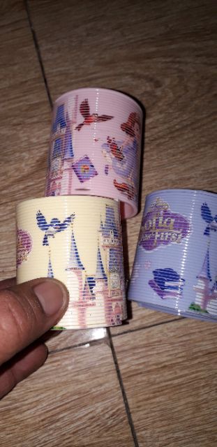 1 chiếc lò xo bằng nhựa rất đẹp