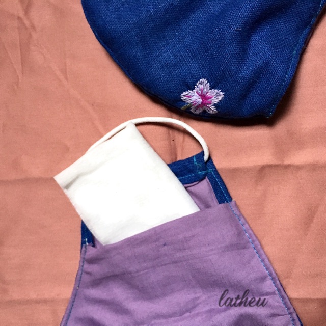 Khẩu trang thêu hoạ tiết hoa đào | BigBuy360 - bigbuy360.vn