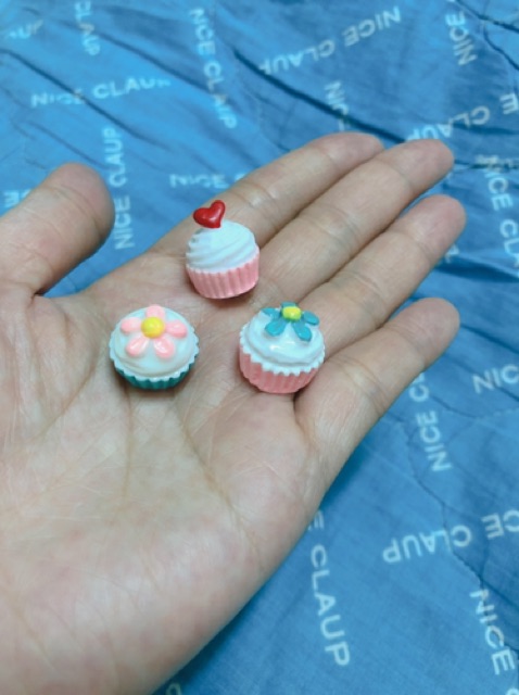 Bánh cupcake nhiều màu charm slime