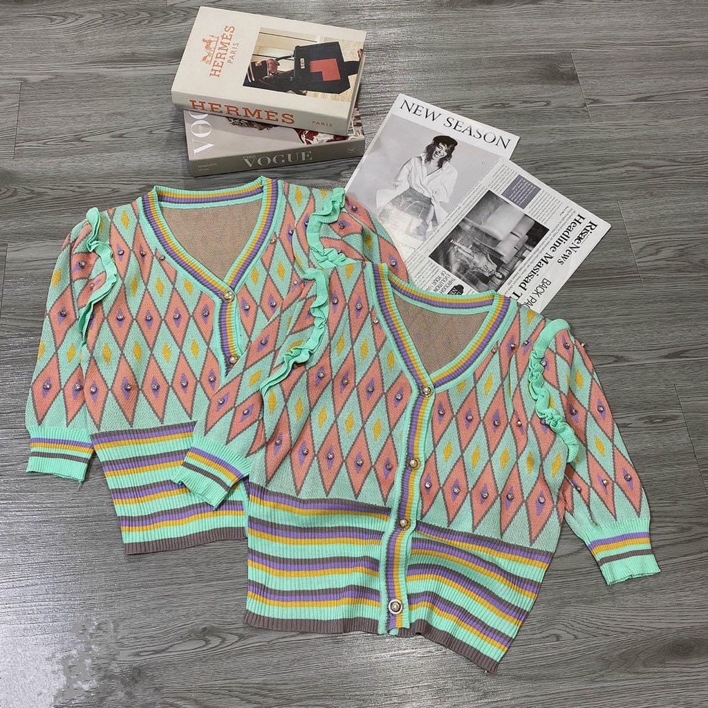 Áo len cardigan tay lửng bo ống, họa tiết thổ cẩm tone xanh tôn la, lạ mắt, phối bèo vai