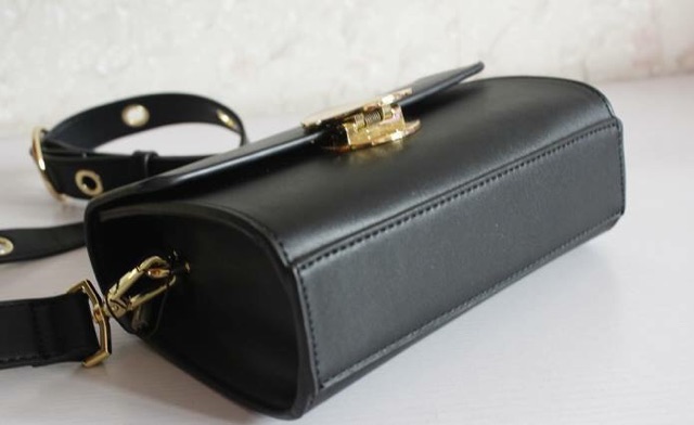 Túi Charles Keith so hot