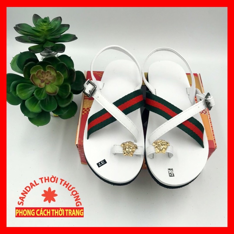 Sandals thời thượng quai hậu khoá nữ tính.