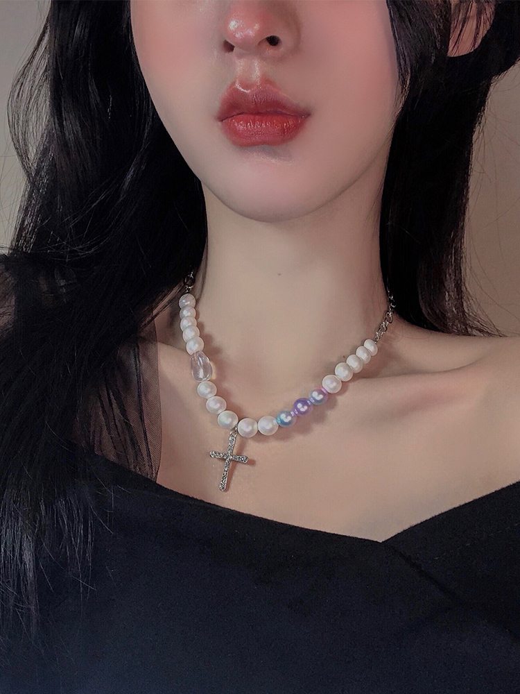 Vòng cổ mặt hình thánh giá đính ngọc trai giả sang trọng