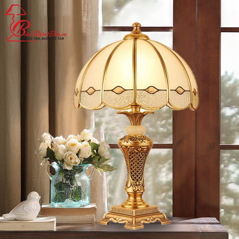 Đèn Bàn Đồng Thiết Tán ĐÈN TRANG TRÍ GIÁ BUÔN Với Sắc Vàng Ánh Kim Quý Phái, Các Đường Nét Chạm Khắc Tỉ Mỉ 5020