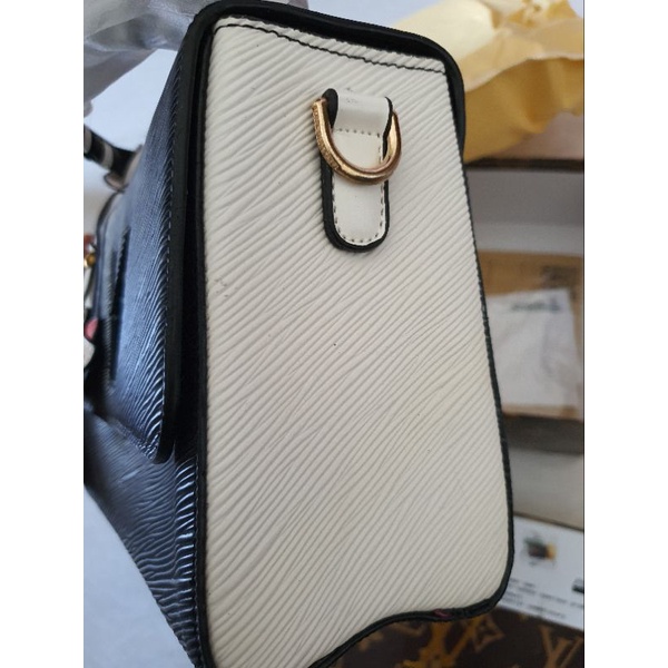 Pass túi đen khóa V