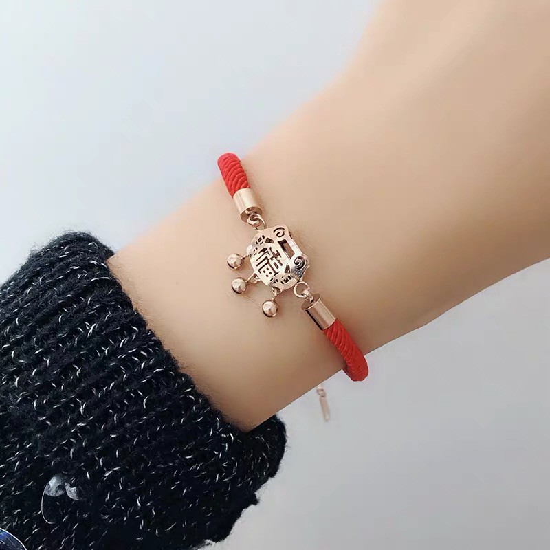 Vòng Đeo Tay Dây Đỏ Bằng Thép Titan Mạ Vàng Hồng 18K Thời Trang