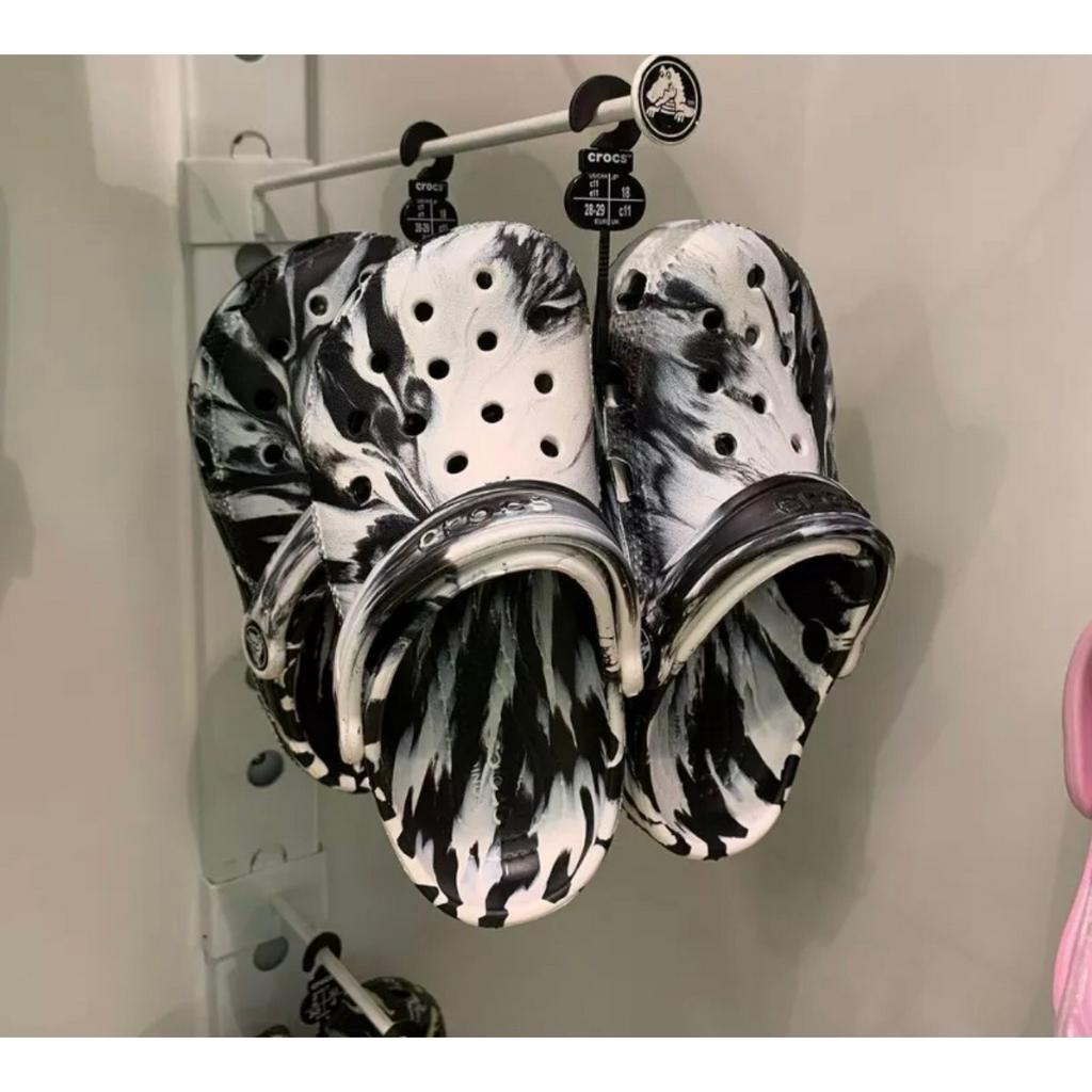 Sục Platform Classic Crocs Marbled Đen Loang Kèm Charm