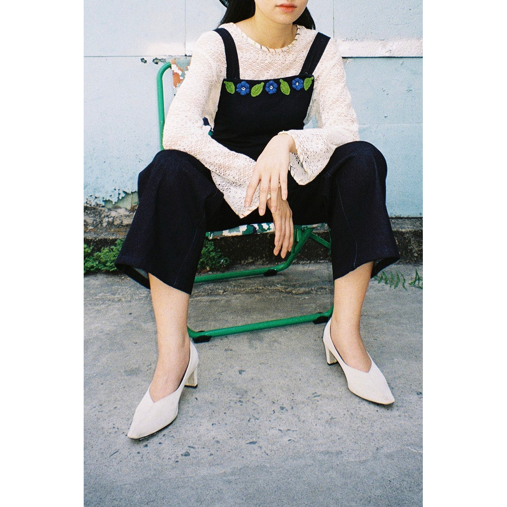 [Mã WABRHI5 giảm 15% đơn 599K] Yếm quần dài vải denim xanh đen đính hoa lá làm bằng len | BigBuy360 - bigbuy360.vn