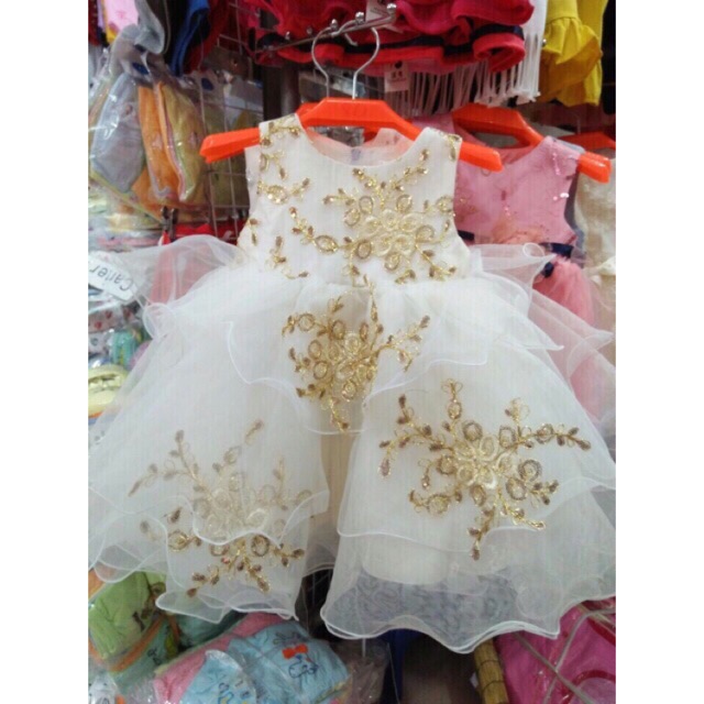 Đầm công chúa trắng phối hoa vàng | BigBuy360 - bigbuy360.vn