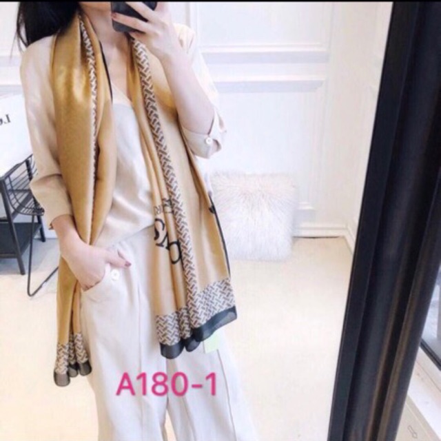 Khăn lụa dáng dài hiệu.