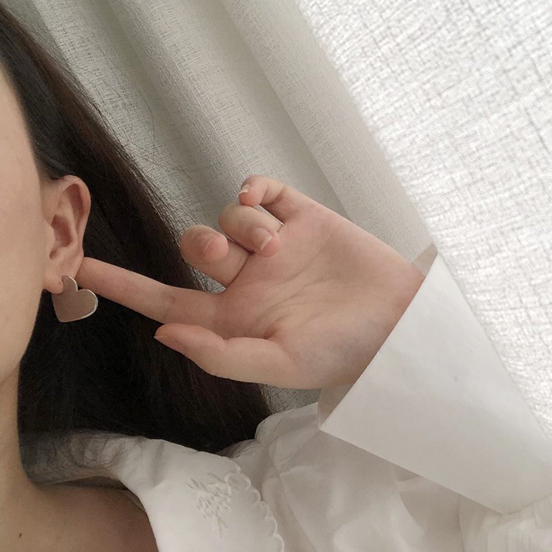 Bông tai titan trái tim khuyết không gỉ WE2202