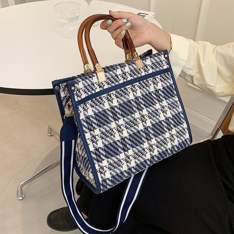 Túi xách messenger IELGY đeo 1 vai bản dây rộng in họa tiết bàn cờ cổ điển