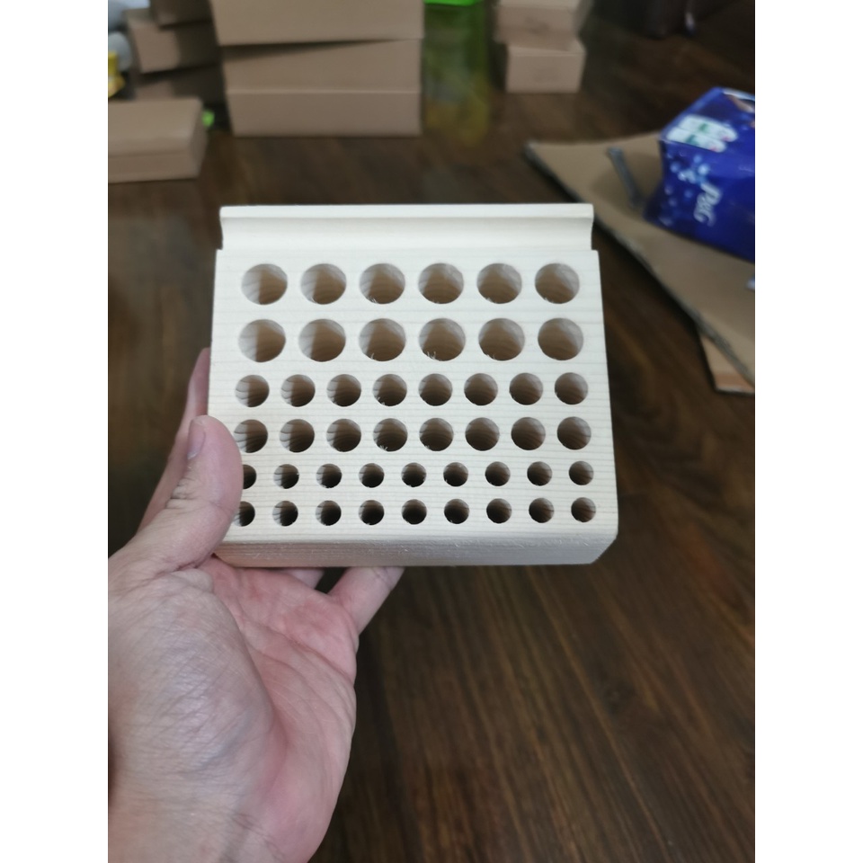 Khay gỗ chứa tua vít, kìm dùng trong sửa chữa đồng hồ