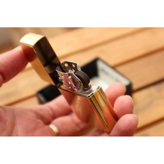 Bật Lửa Zippo USA Marlboro Vàng