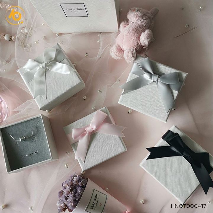 Hộp đựng quà sang trọng có gắn nơ kích thước 4 x 4 x 2,5 cm - HNQT000417 | BigBuy360 - bigbuy360.vn