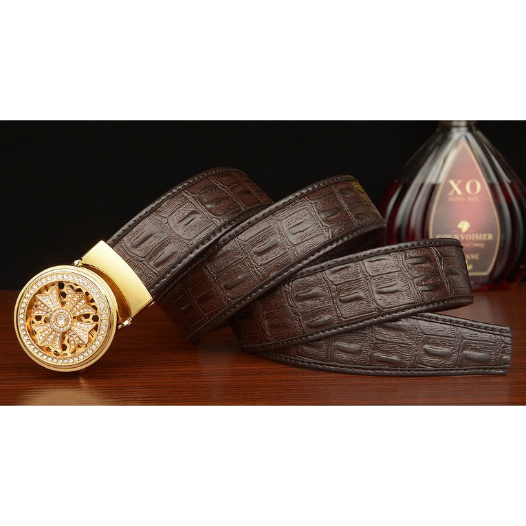 Mặt xoay khi di chuyển như chong chóng, mẫu thắt lưng độc lạ 2021