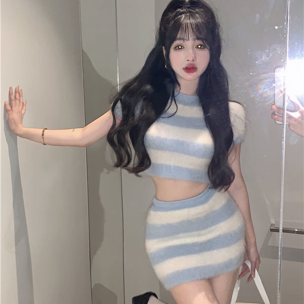 ❤️Set Áo Và Chân Váy Dệt Kim Họa Tiết Kẻ Sọc Phong Cách Năm Mới Dành Cho Nữ，set áo croptop chân váy，set kim anh bùi，set áo chân váy，vest nữ，set vest nữ，set váy áo croptop，set váy, áo lop top nữ，set，Set dệt kim