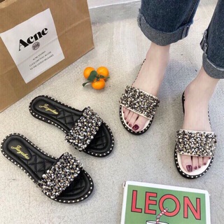Dép nhà e mới về nhé sản phẩm bền đẹp nên khách yên tâm về sản phẩm bên linh nhé hàng an toàn về chất lượng và sản phẩm