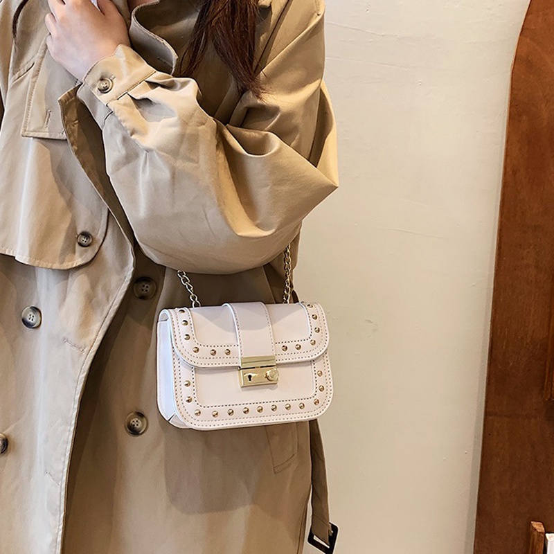 Túi Đeo Chéo Hình Vuông Nhỏ Màu Đen Đính Đinh Tán Thời Trang Cho Nữ