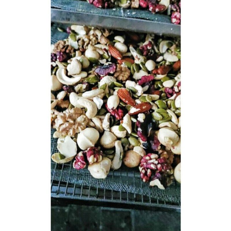 Granola siêu hạt gồm 12 hạt giàu dinh dưỡng như macca ,óc chó đỏ, vàng ,nam việt quất eat clean &amp; healthy hộp 500gr