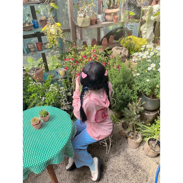 Áo khoác màu hồng in hình chiếc nơ hellokitty sau áo