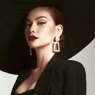 Khuyên tai cá tính Hồ Ngọc Hà