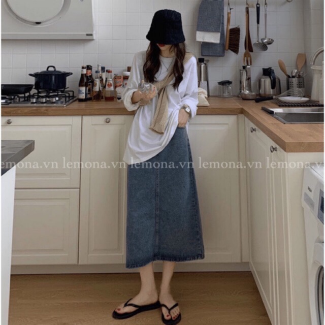 HÀNG CÓ SẴN | CHÂN VÁY DÀI JEANS CÀI LƯNG ĐỘC ĐÁO XẺ TÀ SAU NỮ TÍNH | BigBuy360 - bigbuy360.vn