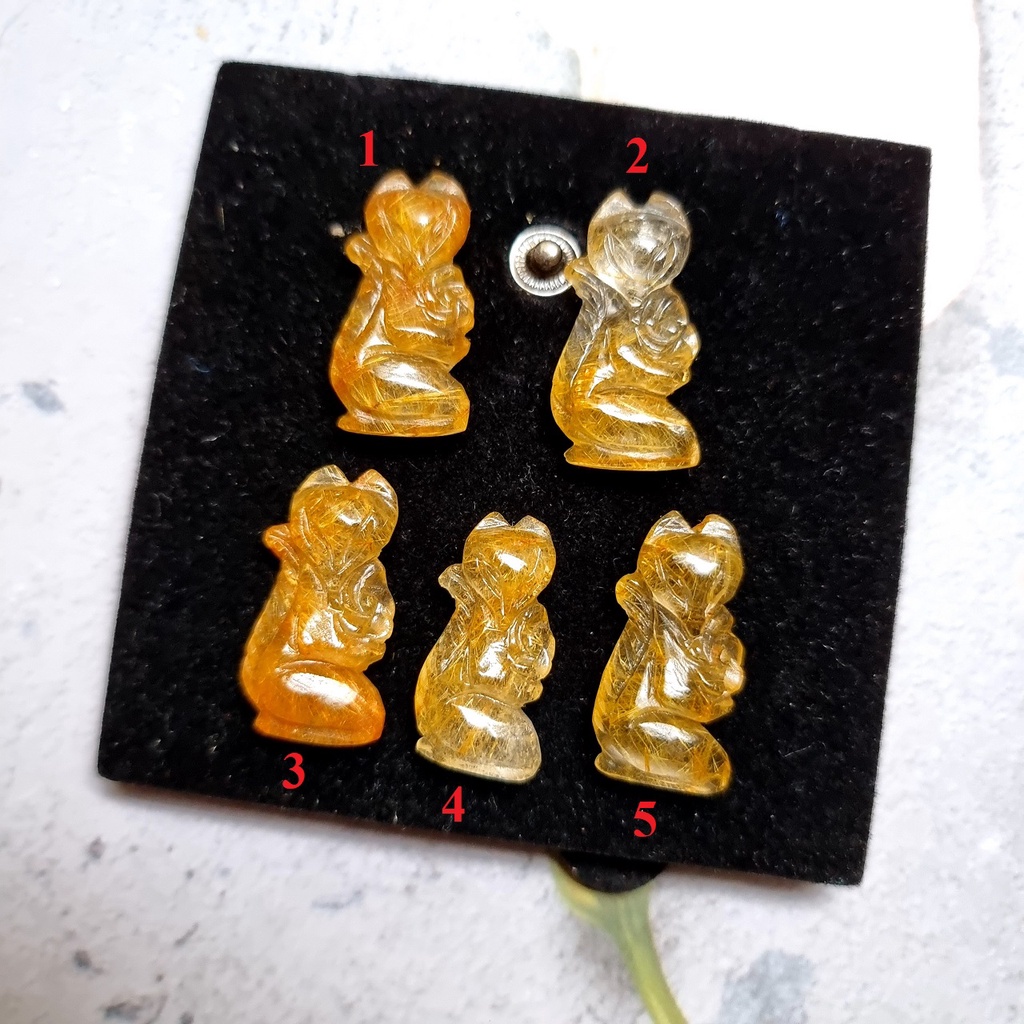 MẶT CỬU HỒ LY DÁNG QUỲ ÔM HOA MÀU VÀNG TƯƠI SIÊU ĐẸP 01