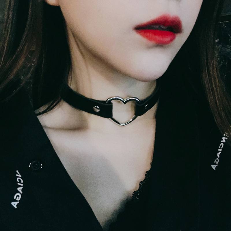 Vòng cổ choker hình trái tim màu đen quyến rũ cho nữ | BigBuy360 - bigbuy360.vn