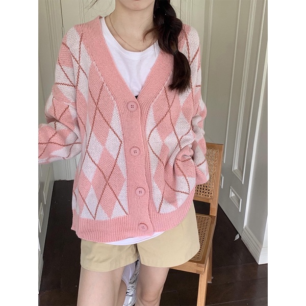 Áo khoác len kẻ cổ tim dáng rộng.