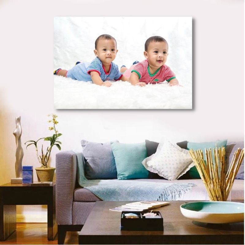 Tranh canvas treo tường Hai bé mặc áo sọc xanh, đỏ đang bò - Tranh em bé W6969