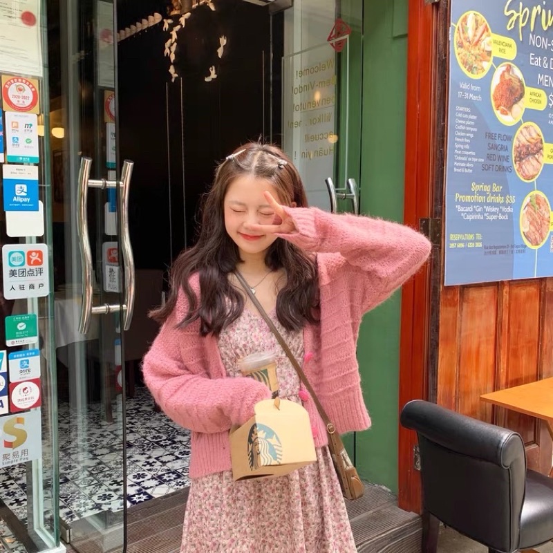 Set áo khoác len cardigan croptop hồng + váy 2 dây hoa nhí Yannie