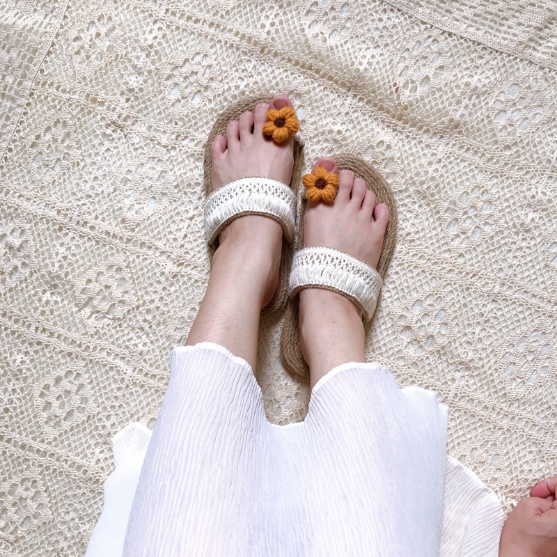 Dép cói đính hoa len móc tay