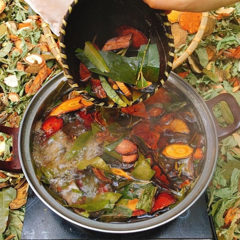 1kg Lá Tắm Người Dao Đỏ thơm mới ( phụ nữ sau sinh- người cảm mạo- mới ốm dậy)