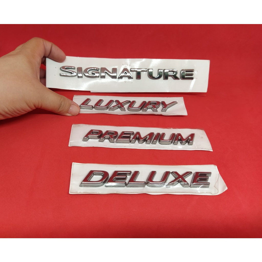 Logo chữ nổi "deluxe" dùng chung cho xe Kia
