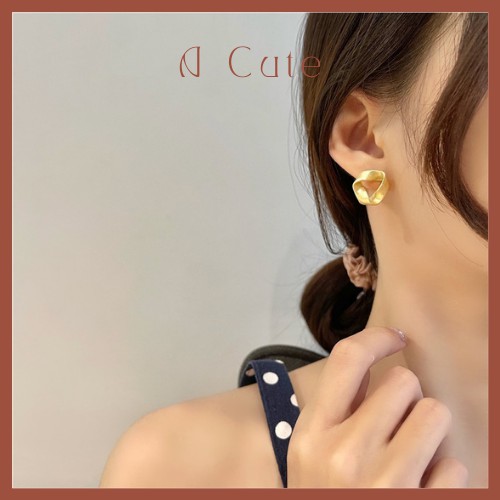 Khuyên tai xoắn màu vàng cá tính sang trọng chân bạc 925 - Acute