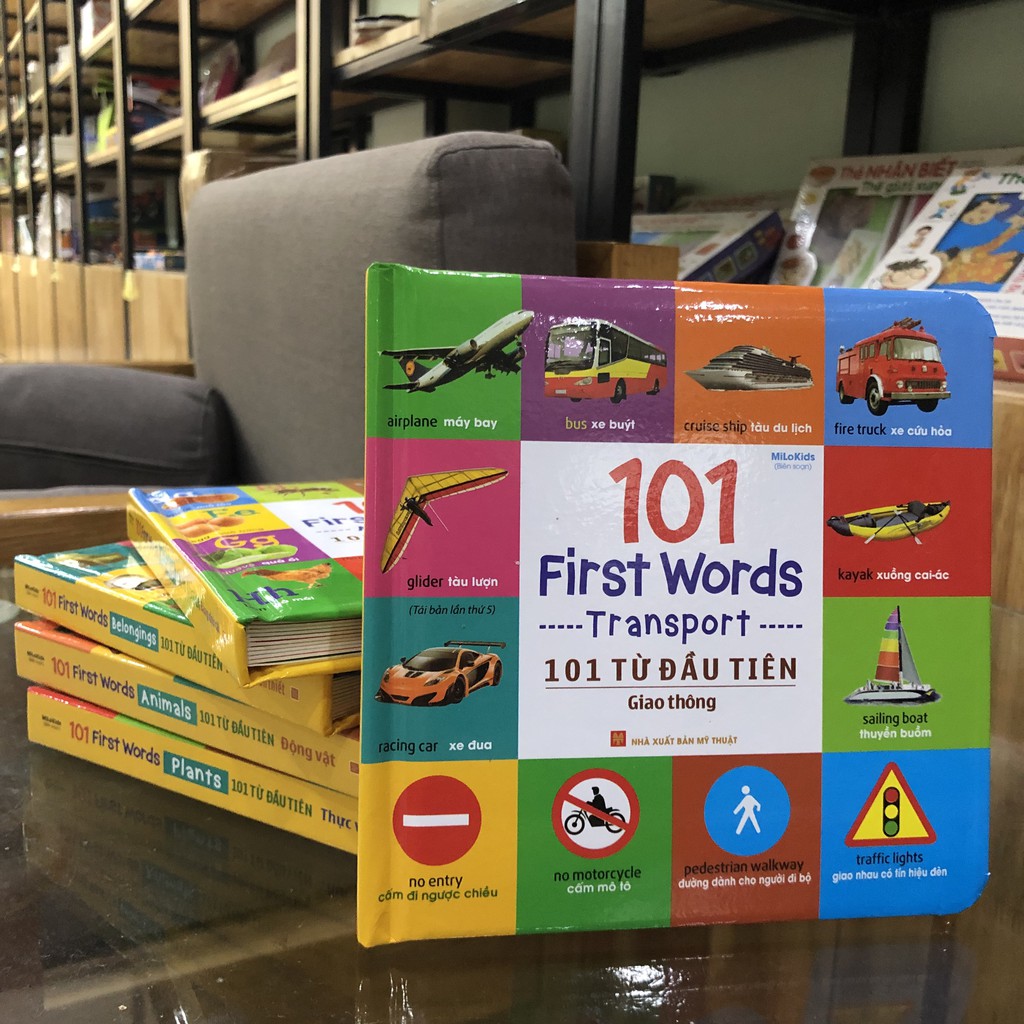 Sách: 101 First Words - Transport / 101 Từ Đầu Tiên - Giao Thông